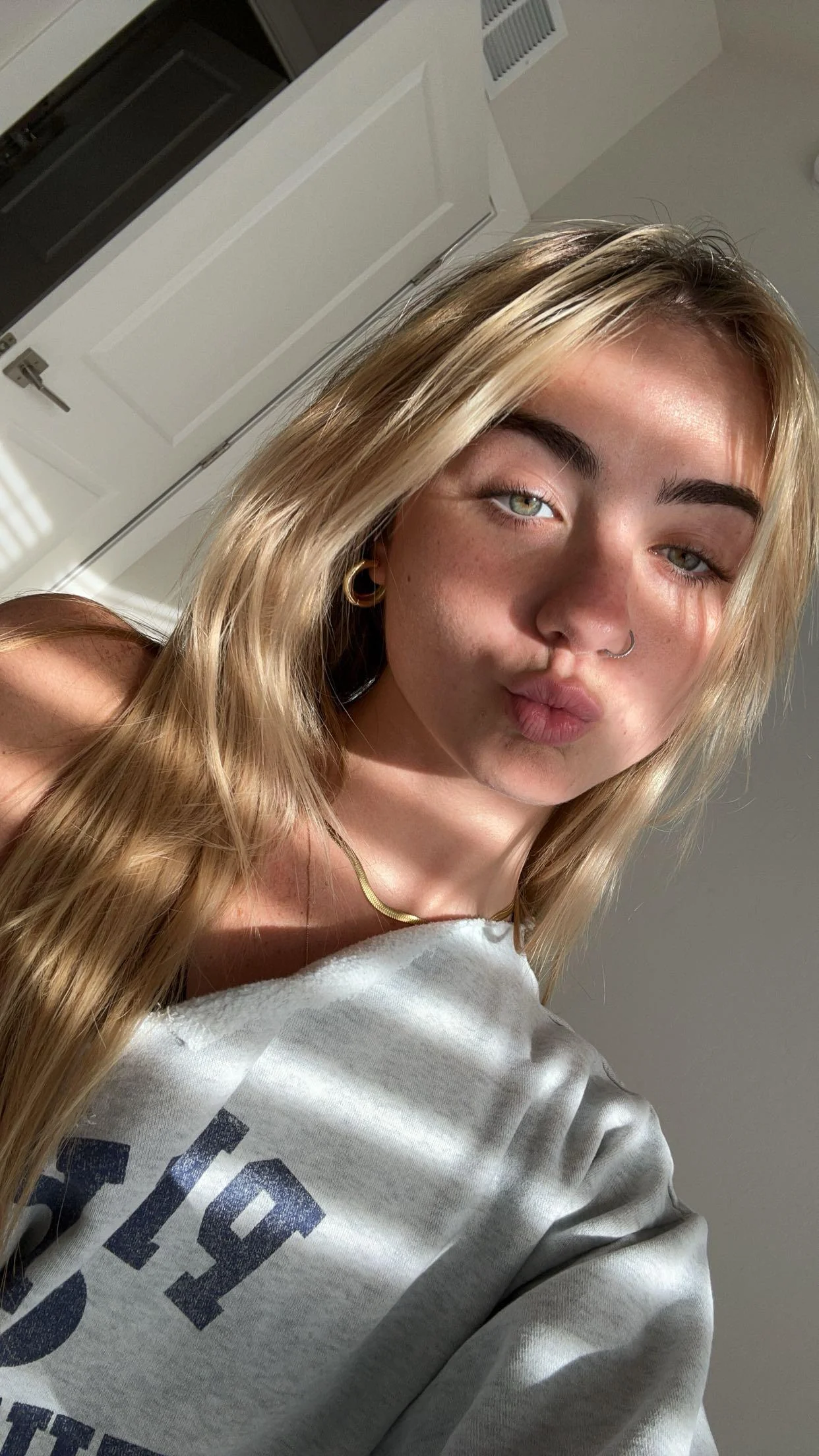 am i hot? without wearing anything sexy or makeup f19 picture 1 of 1