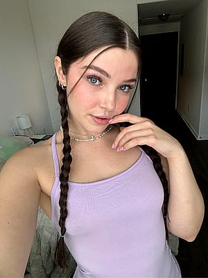 Do you think the color of this dress fits me'