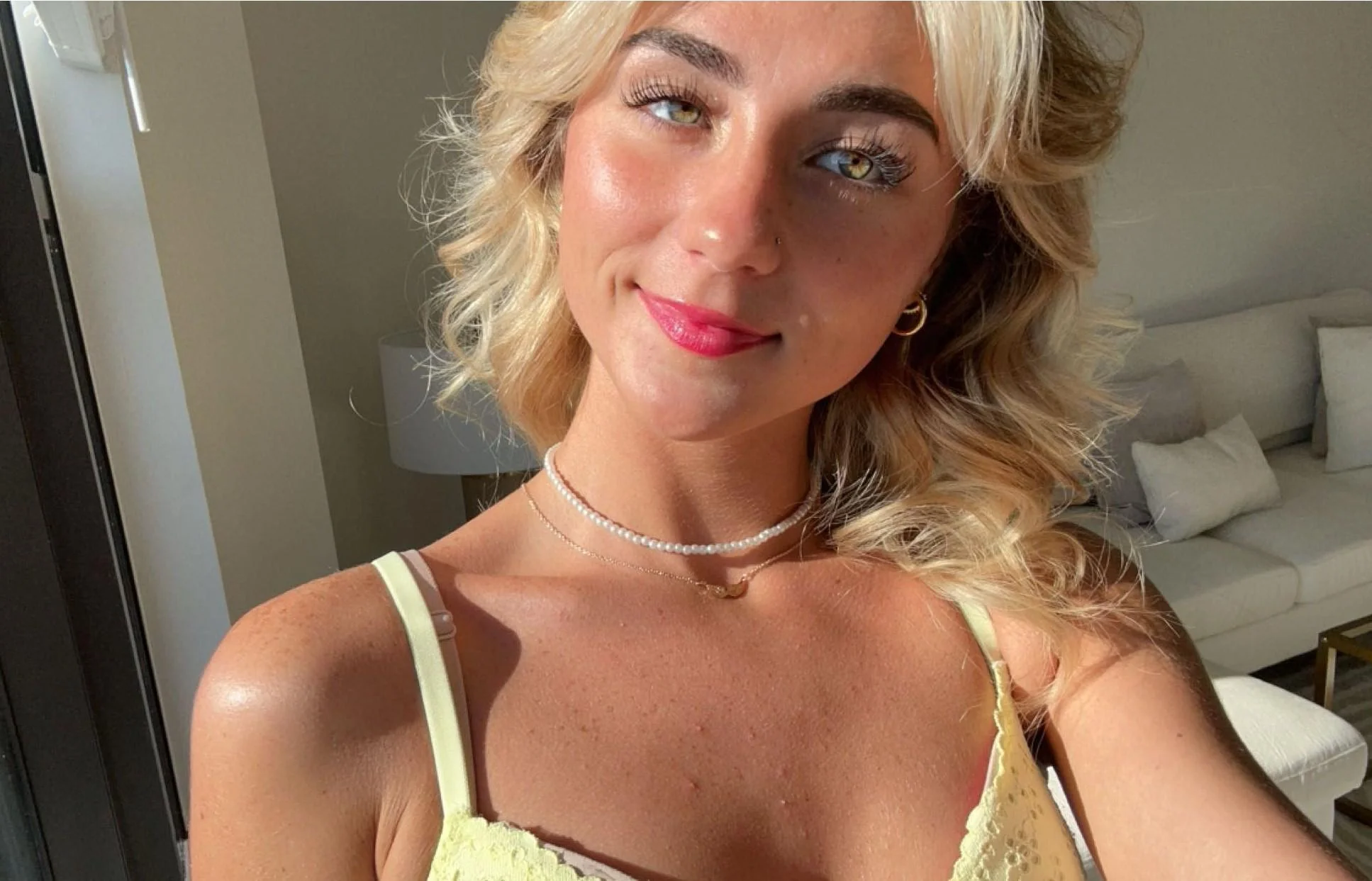 giving the a cute smile, do i look beautiful? picture 1 of 1