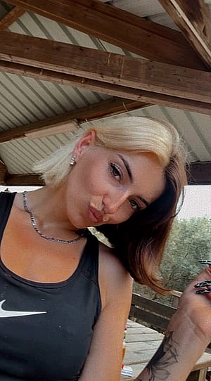 Your french 19 yr old doll says Hi ;)'