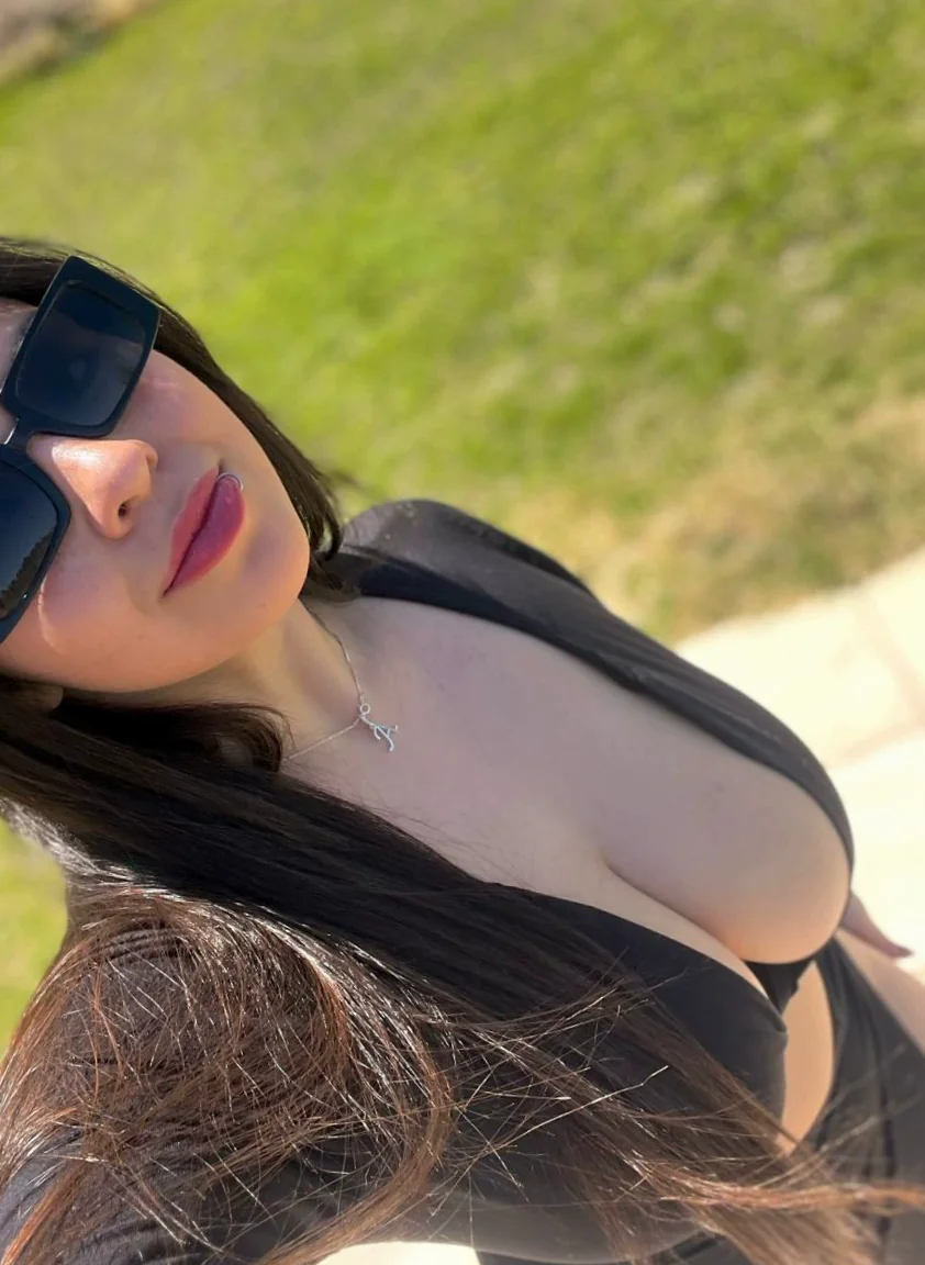 Do you find me hot? F19 picture 1 of 1