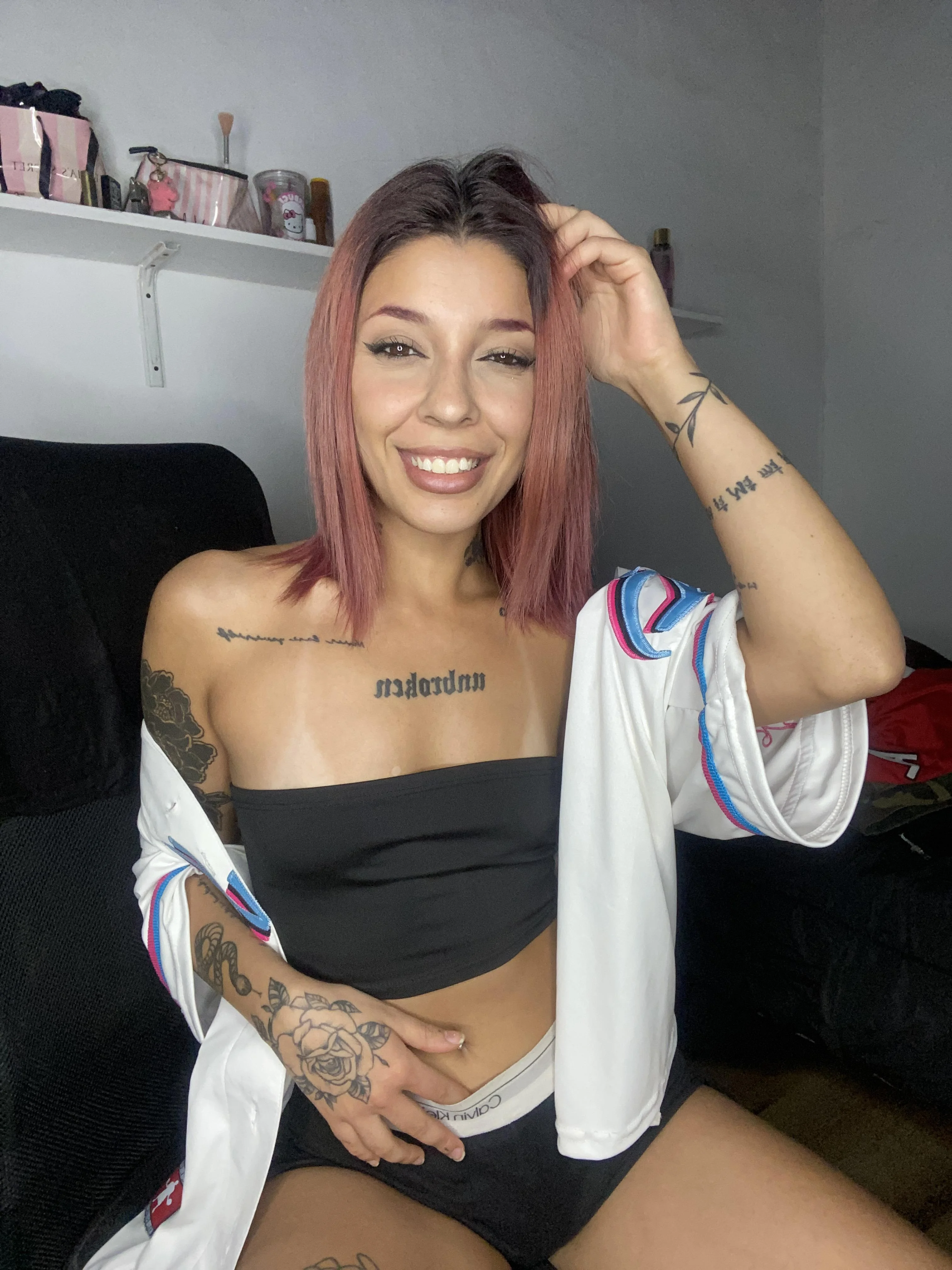 Am I Hot? or just " cute " ? picture 1 of 1