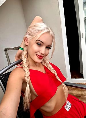 Am i hot for a 18 yo blonde?'