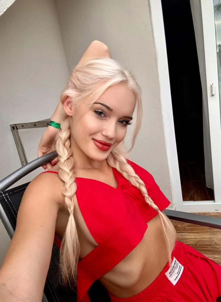 Am i hot for a 18 yo blonde? picture 1 of 1
