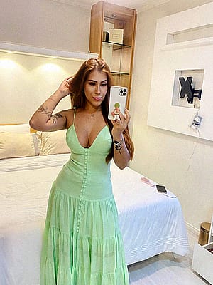 23F Just me, myself, and my green vibes. Am I Hot?'