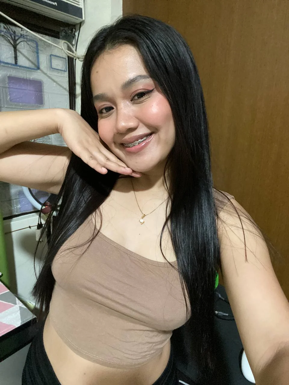 Do I look pretty, what do you think? picture 1 of 1