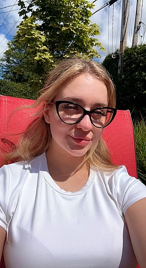Sexy in simple white tees'