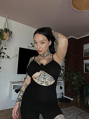 white girls look better in black clothes'