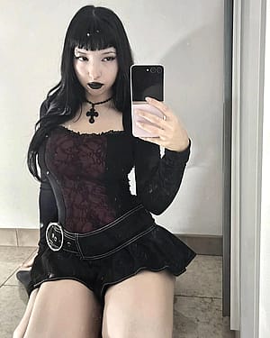 F21 do you think I'm hot guys?'