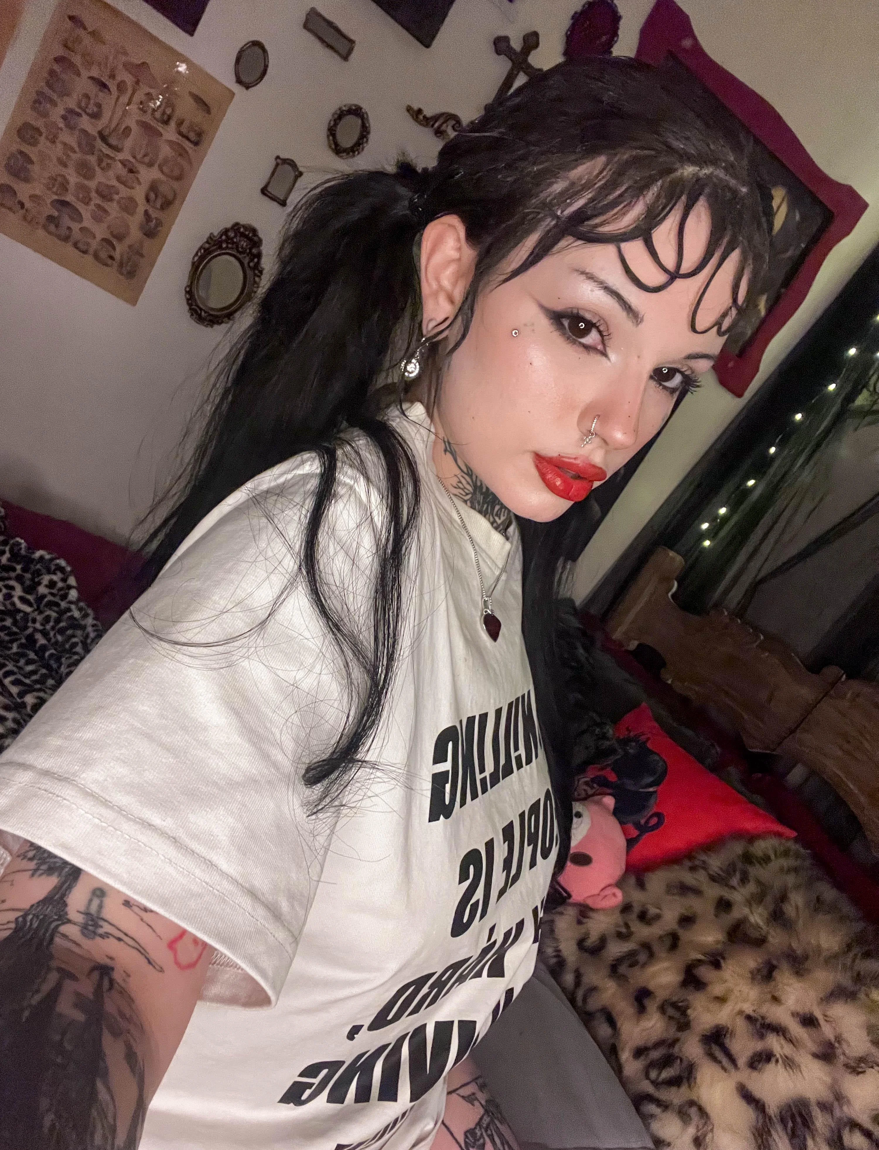 Am I hot be honest ? F19 picture 1 of 1