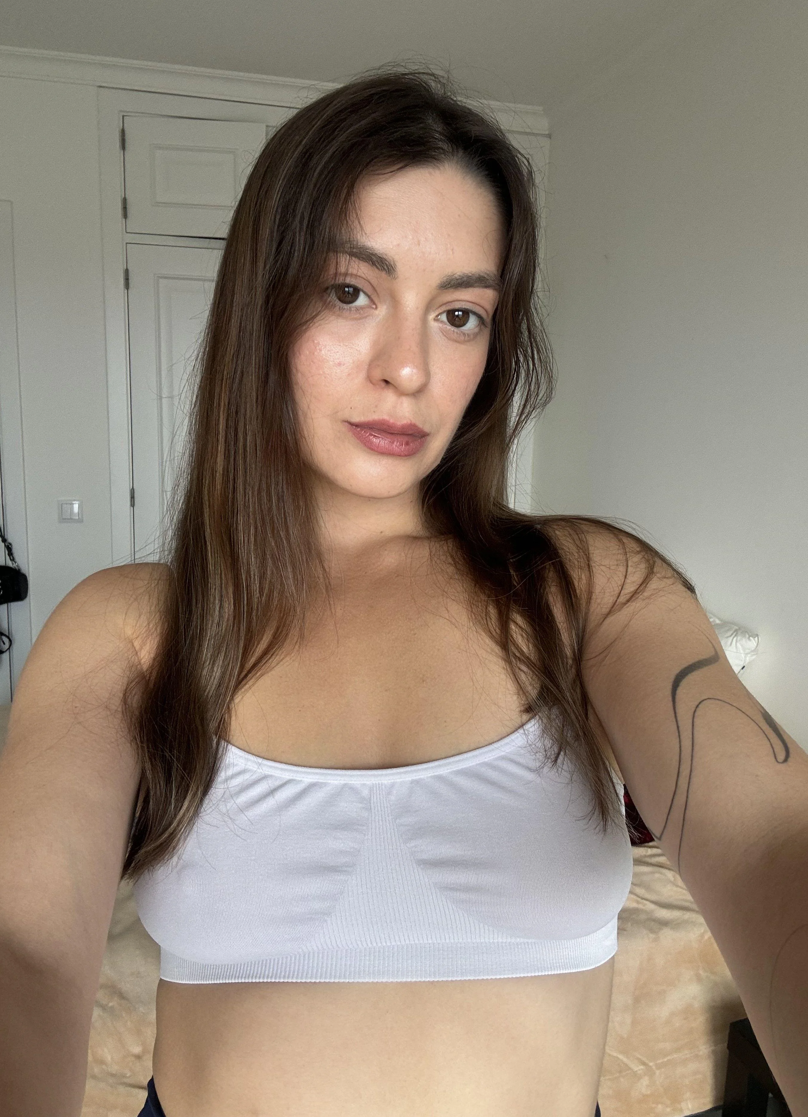 Selfie from the milf next door! picture 1 of 1