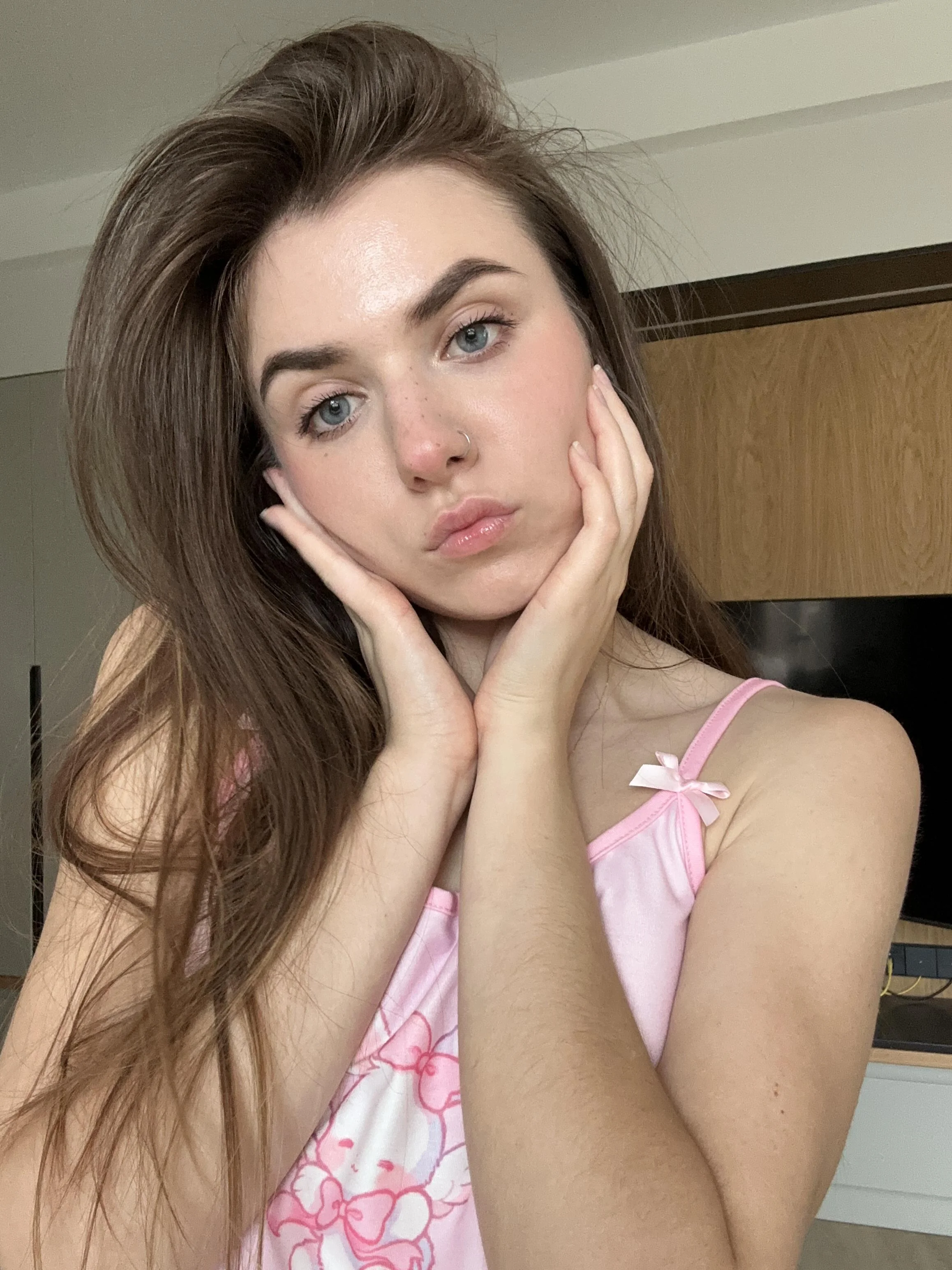 Do i look pretty and sexy in this photo? picture 1 of 1