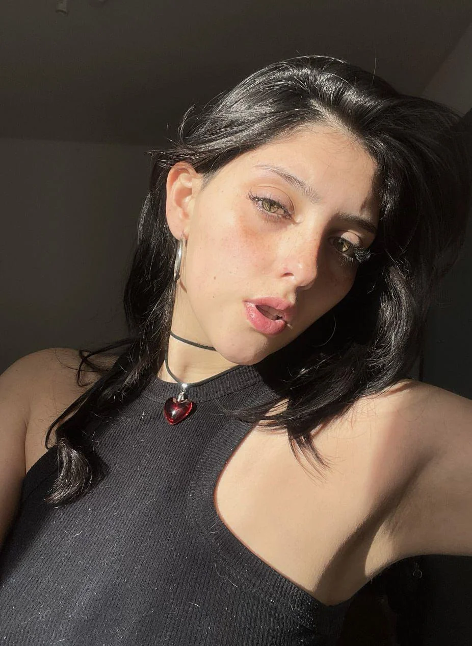I wonder if I look pretty, what do you think? picture 1 of 1
