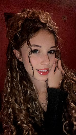 19f am I hot? can’t get a bf ever since I’ve started embracing my curls :/'