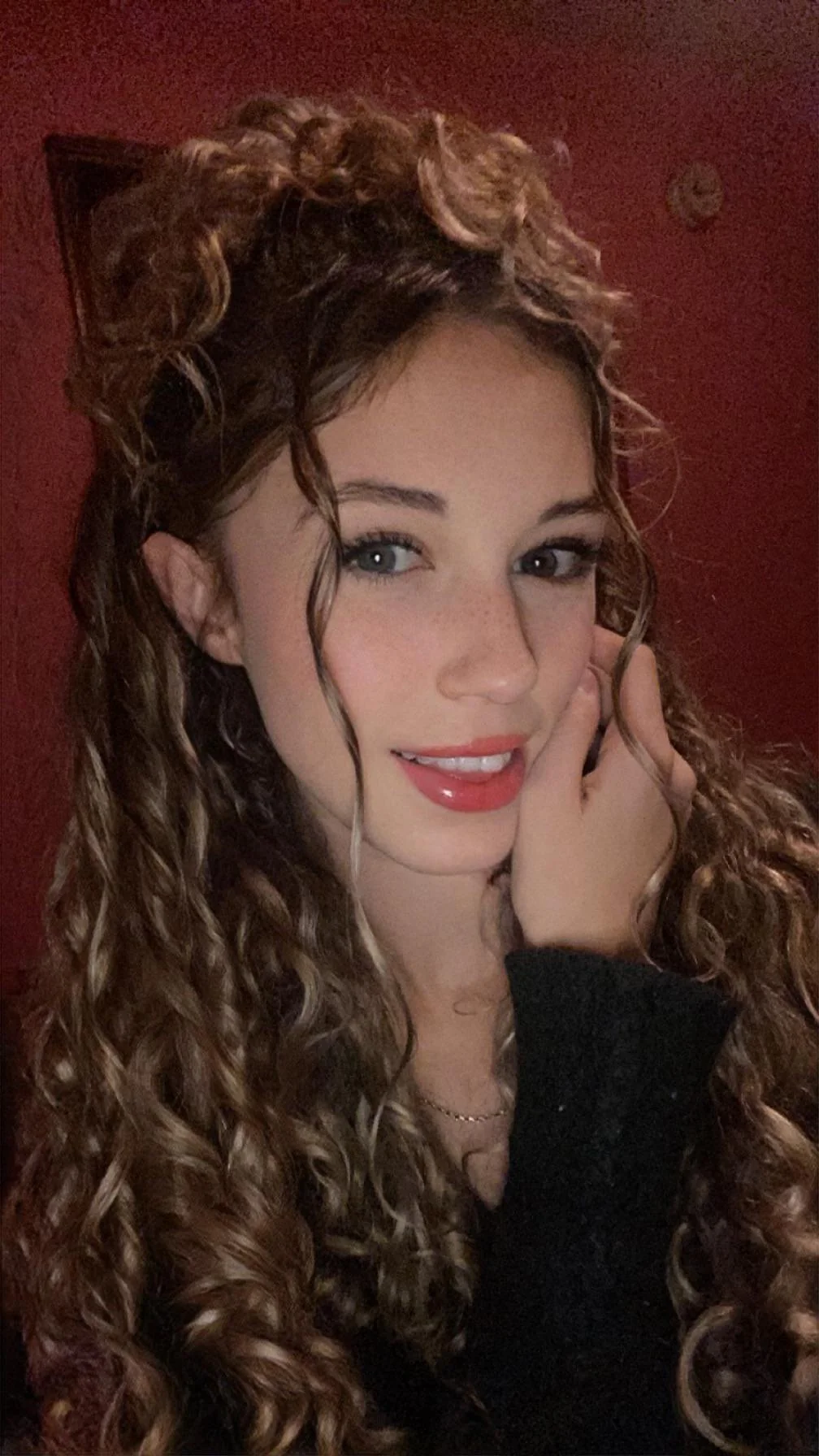 19f am I hot? can’t get a bf ever since I’ve started embracing my curls :/ picture 1 of 1