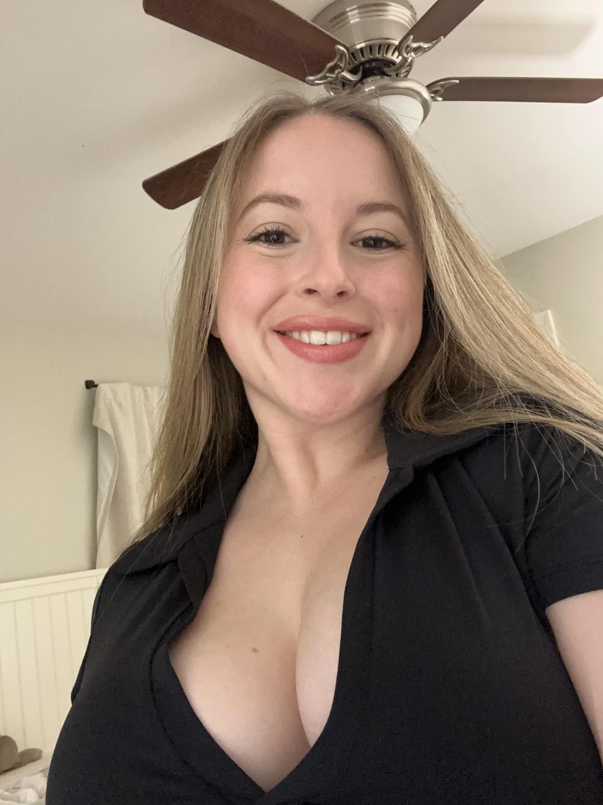 A milf with a nice cleavage is always great picture 1 of 1