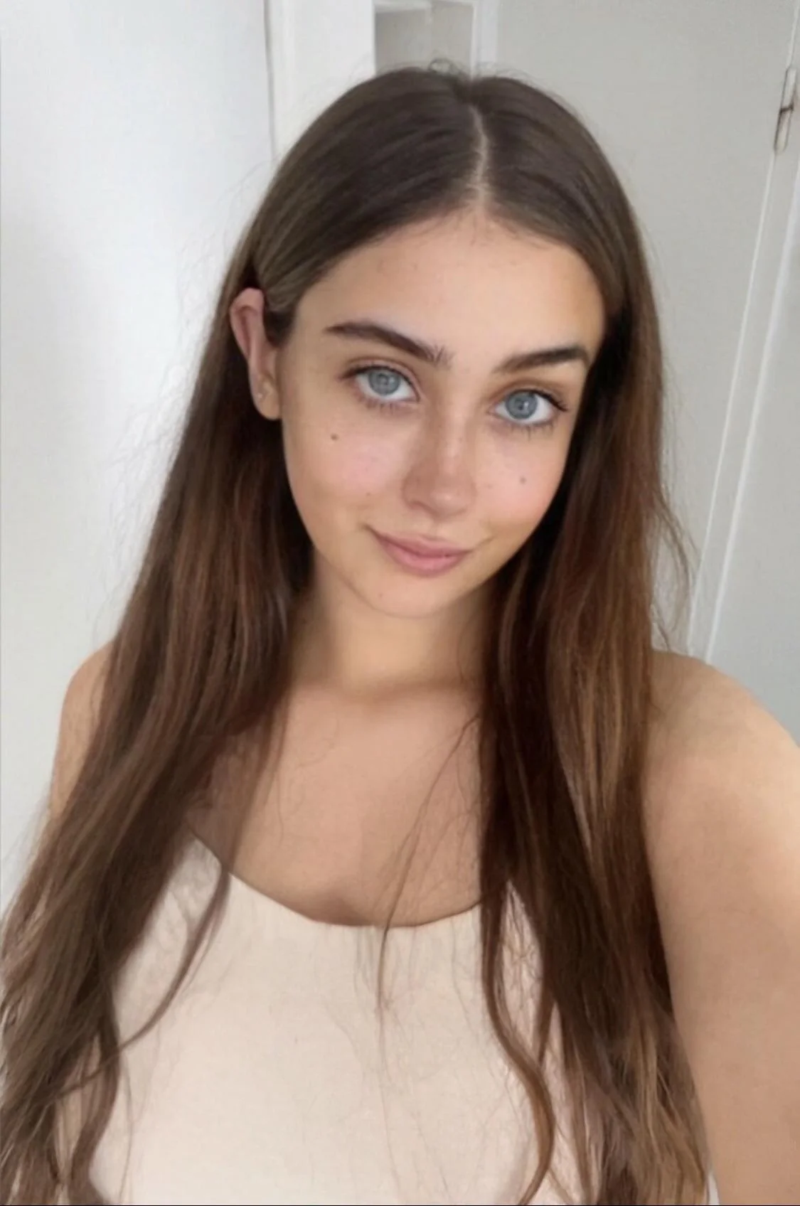F19 am I hot or pretty picture 1 of 1