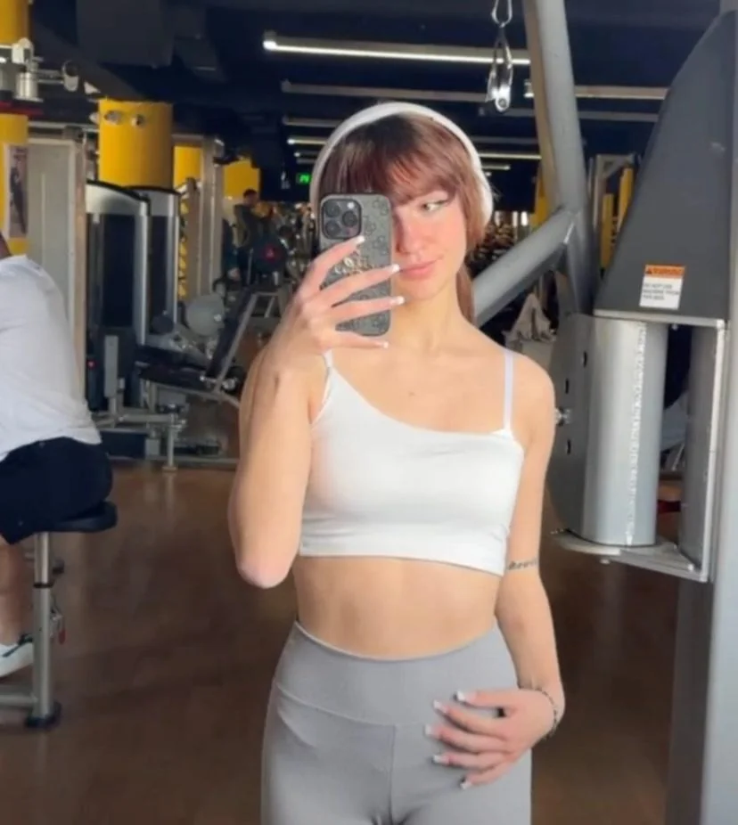 f18 be honest, do i look hot? picture 1 of 1