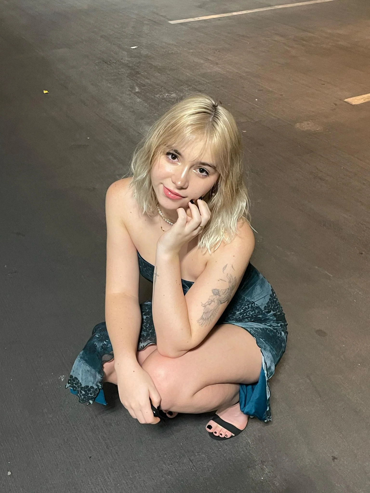 Do I look hot in a dress? F20 picture 1 of 1