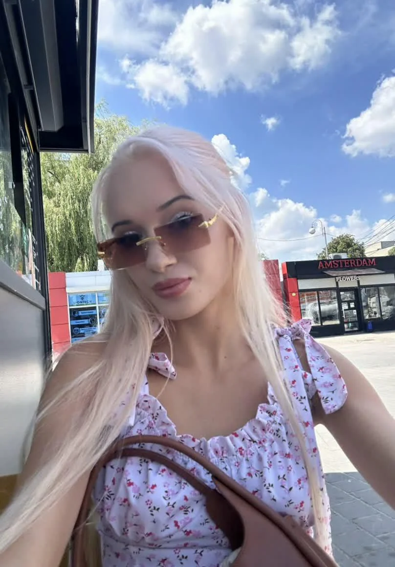 Am i hot in these sunglasses? picture 1 of 1