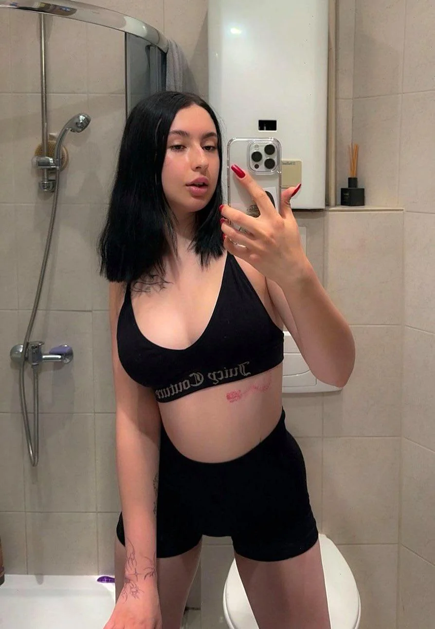 another pale goth girl trying to make you notice her picture 1 of 1
