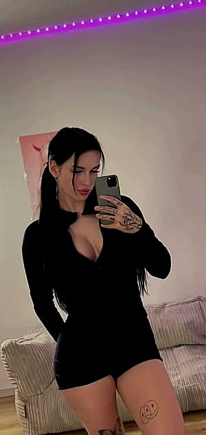 Happy to show you my cute body'