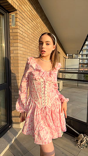 Does a light dress suit me?'