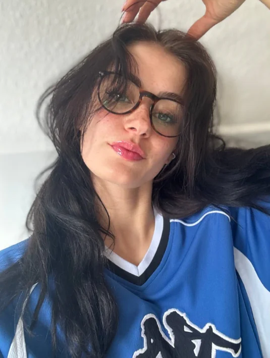 Do you think I'm pretty? F19 picture 1 of 1