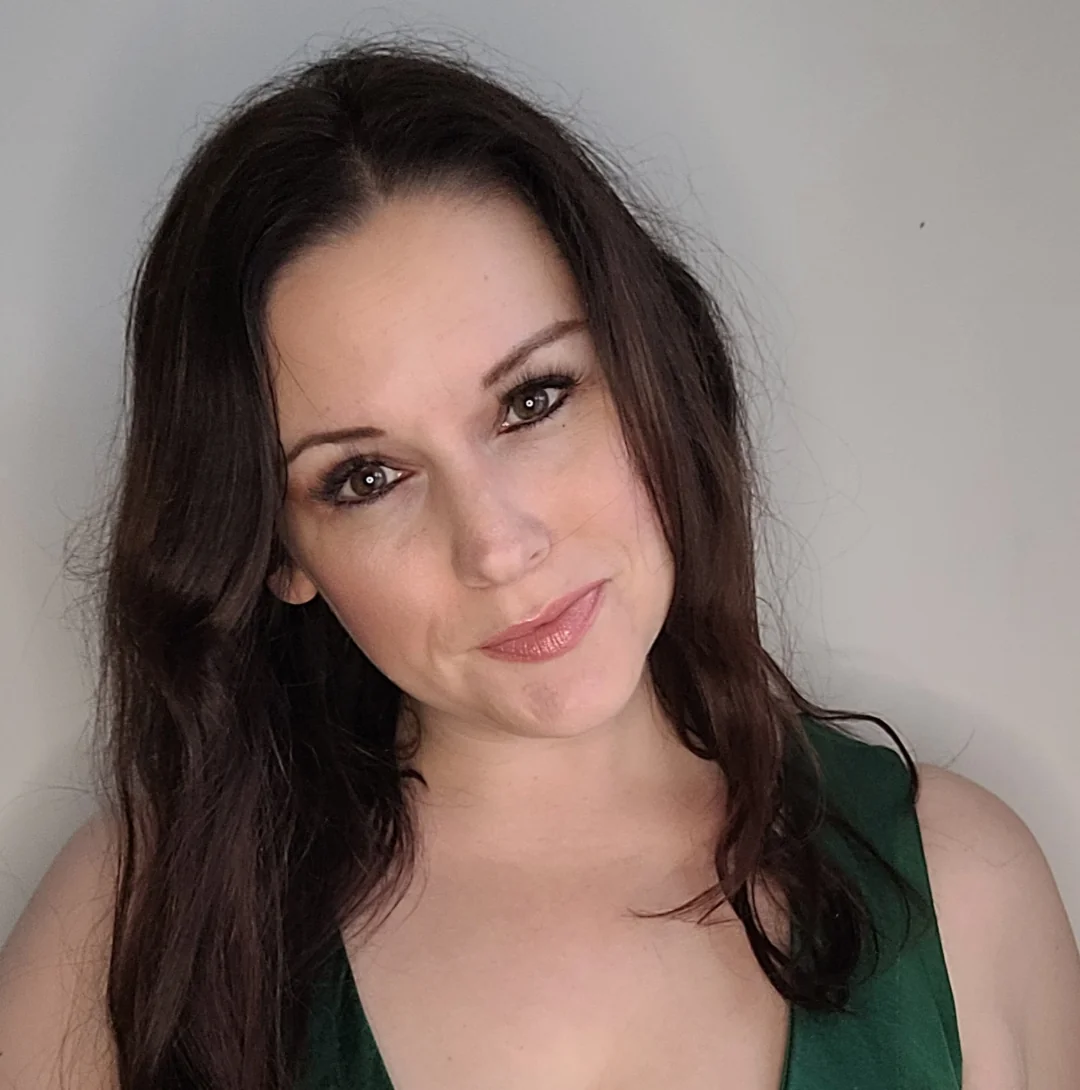 A hint of emerald green picture 1 of 1