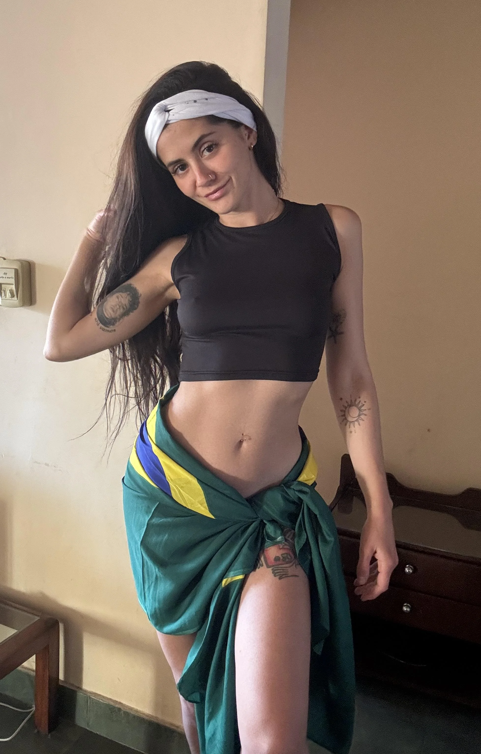 i just want to know if this crop top makes me hot picture 1 of 1