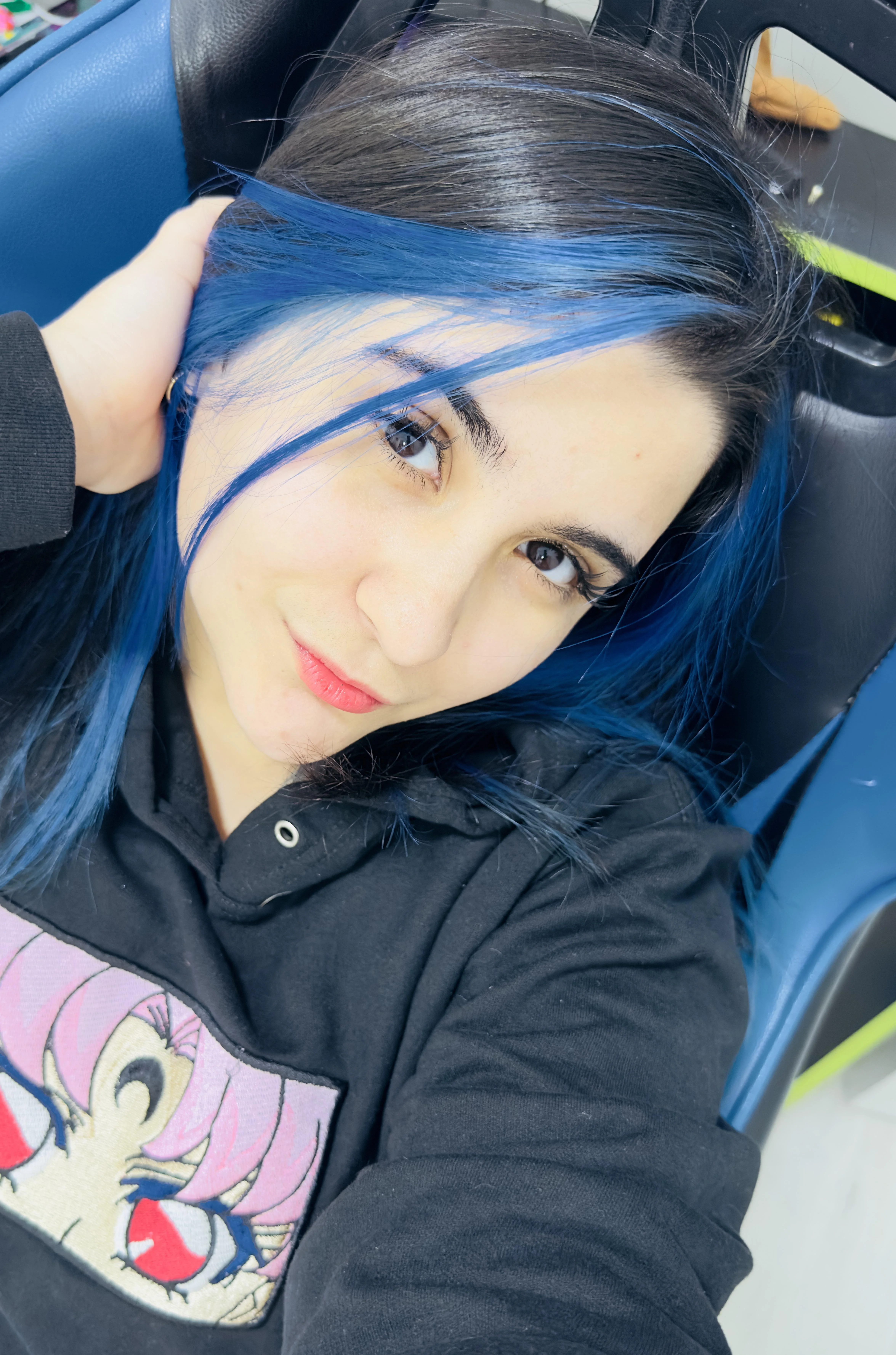 I wonder if I look pretty, what do you think? picture 1 of 1