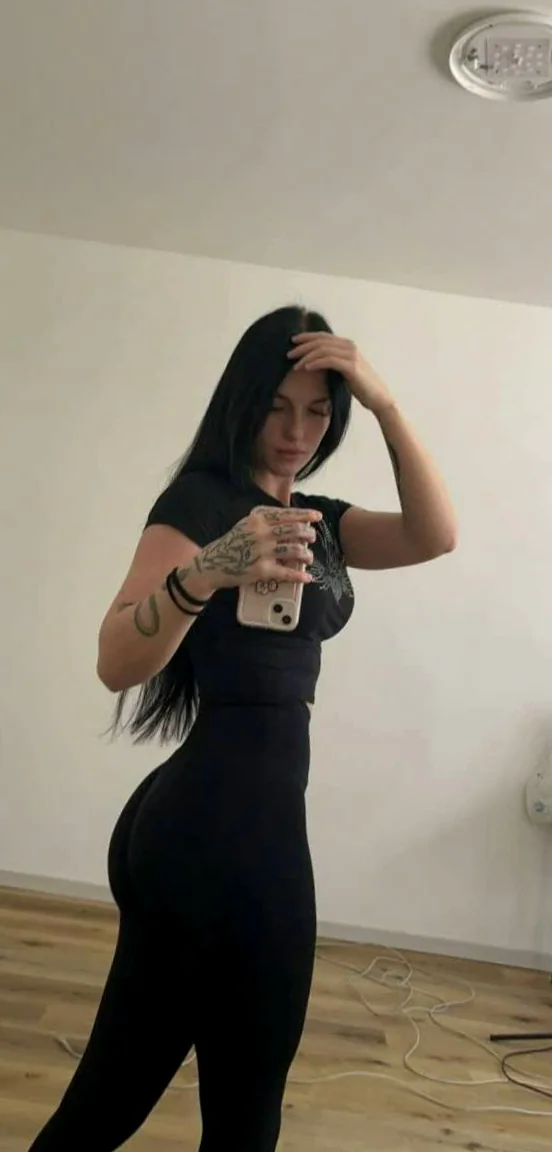 A smile is the best accessory and booty, of course picture 1 of 1