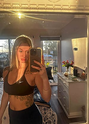 Here's a sexy mirror selfie for you'