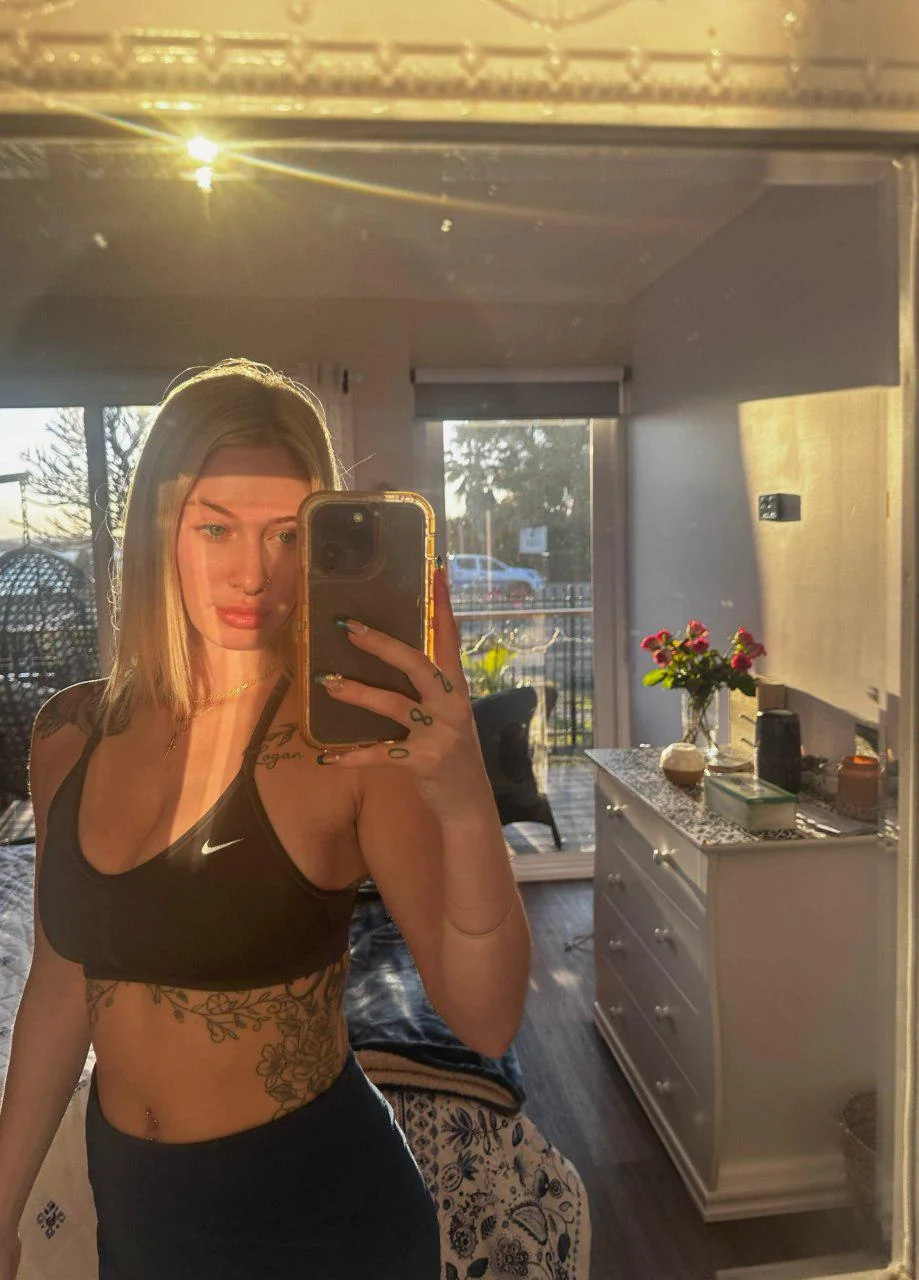 Here's a sexy mirror selfie for you picture 1 of 1