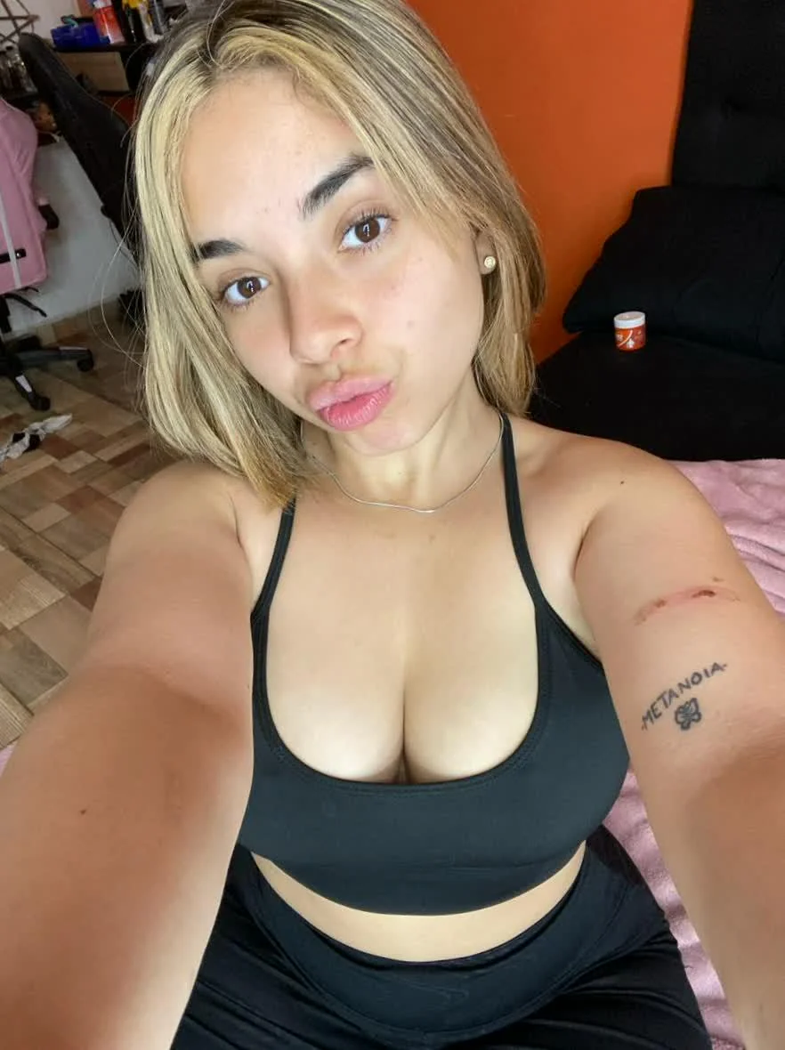 F18 do you think i look hot today? picture 1 of 1