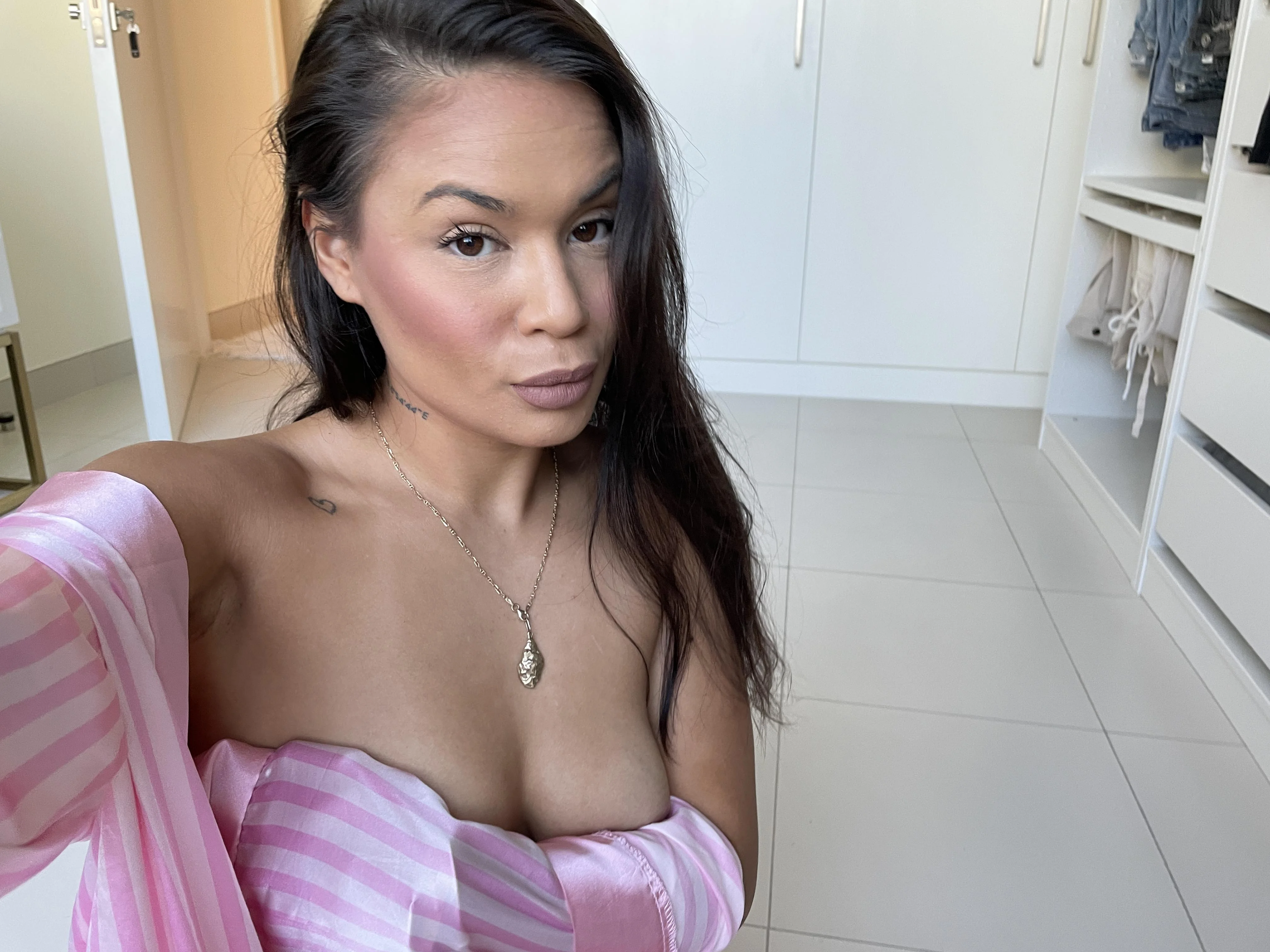 Be honest, Am I hot. [F51] picture 1 of 1