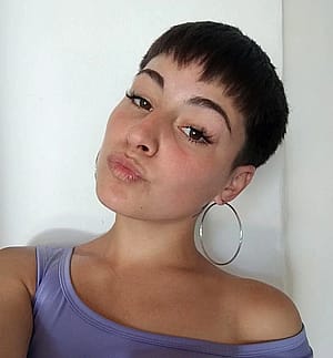 I´m new here, can you help me find my teacher?'
