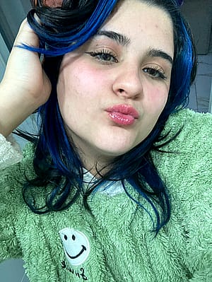 Do i look pretty and sexy in this photo?'