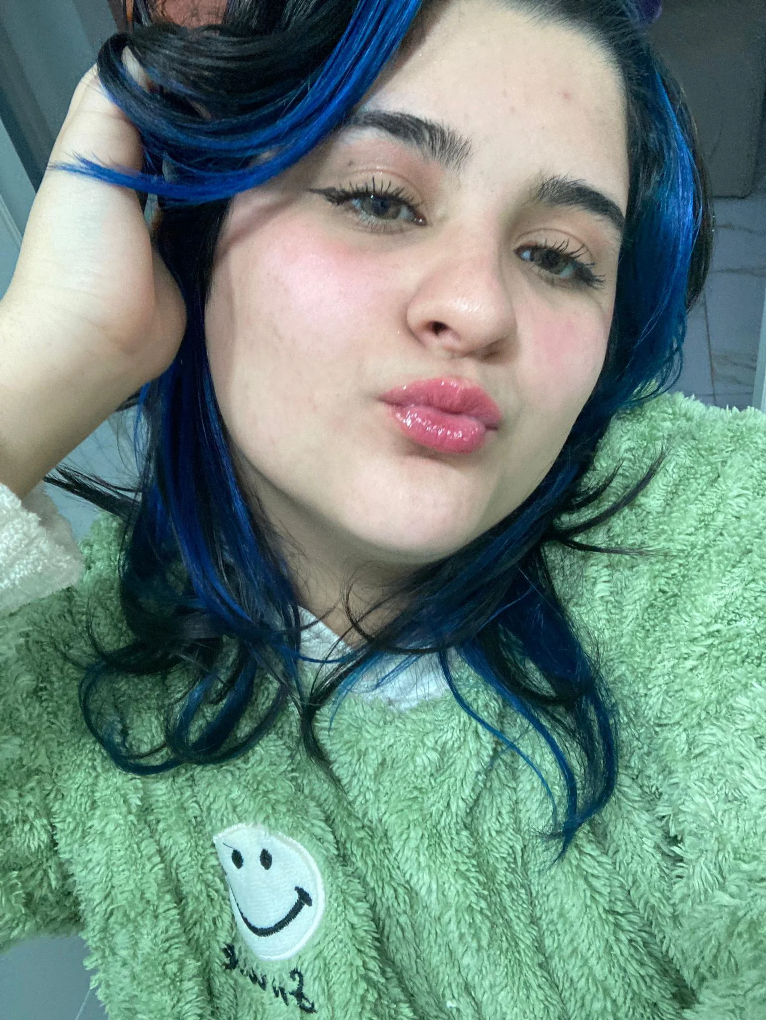 Do i look pretty and sexy in this photo? picture 1 of 1