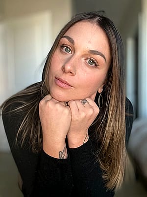 33 and still single.. Am I hot?'