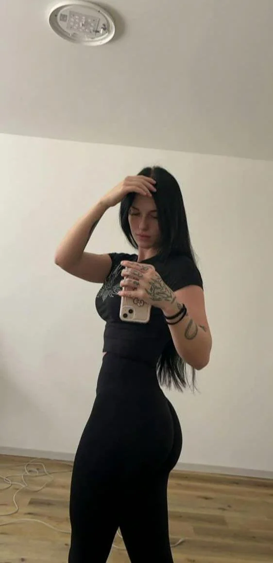 This Classy girl has a way of standing out picture 1 of 1