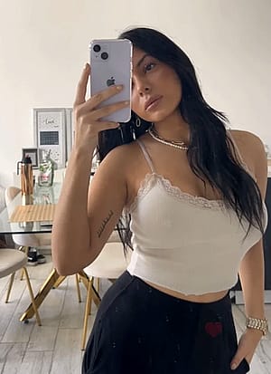 be honest am i hot? F23'