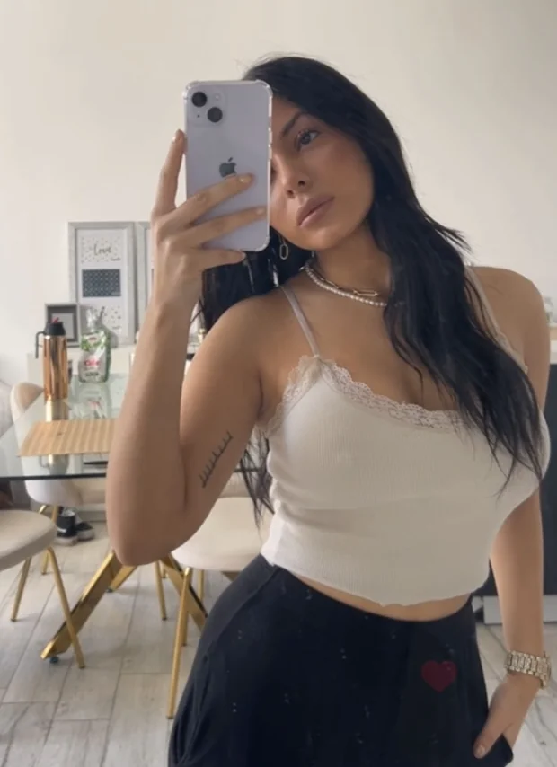 be honest am i hot? F23 picture 1 of 1