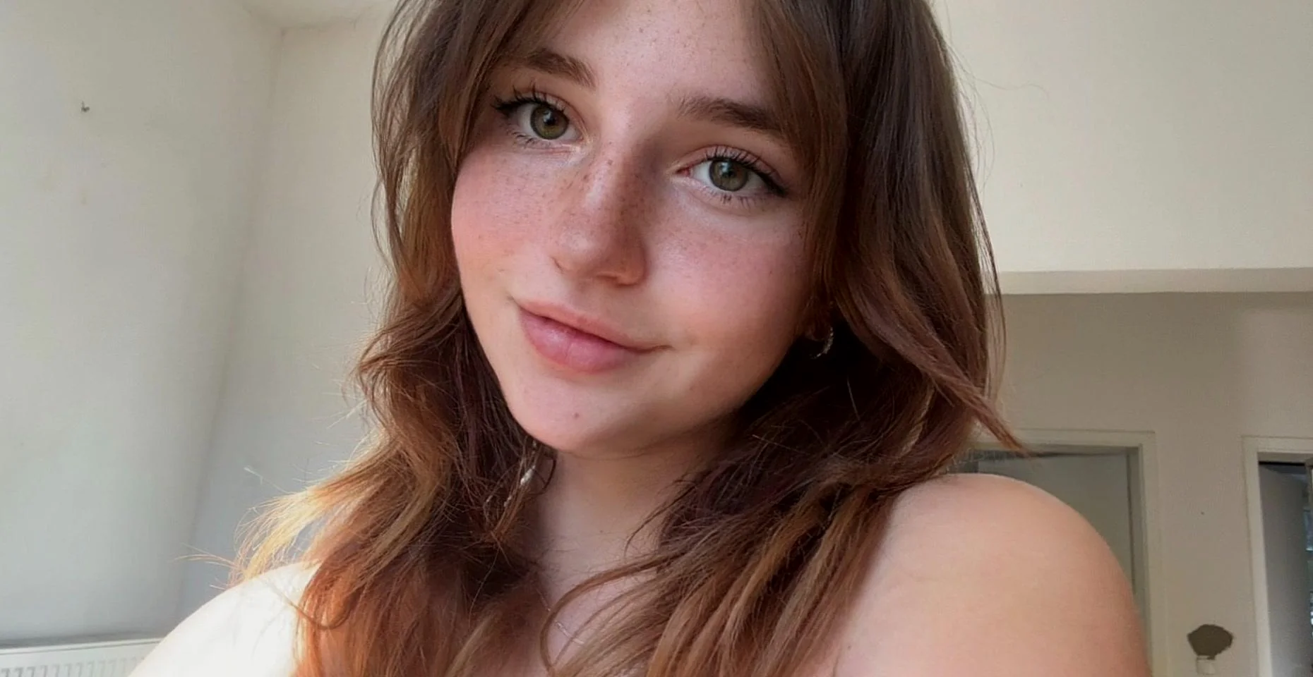 i don't know if my face is pretty or just an average picture 1 of 1