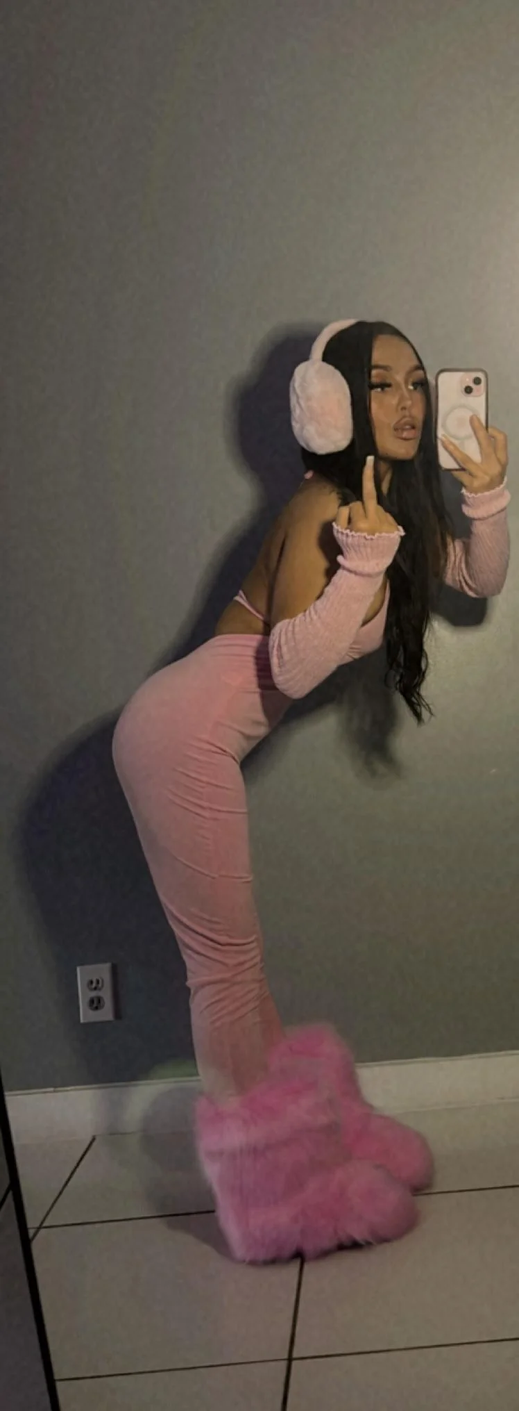Imagine getting to talk to your hot and popular dream-girl. picture 1 of 1