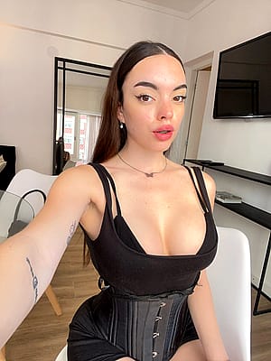 Chillin while having my waist trainer todayy'