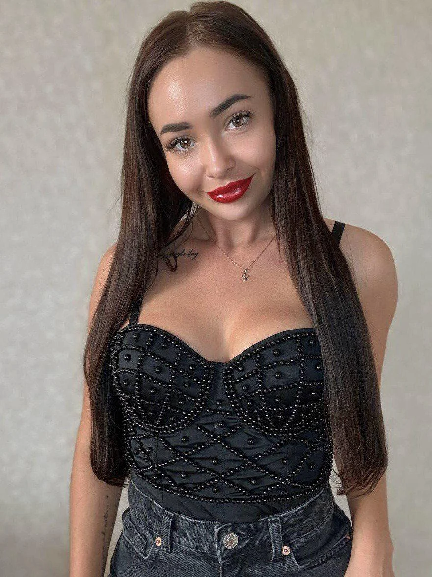 A sexy girl that will make you forget about everything else in the room picture 1 of 1