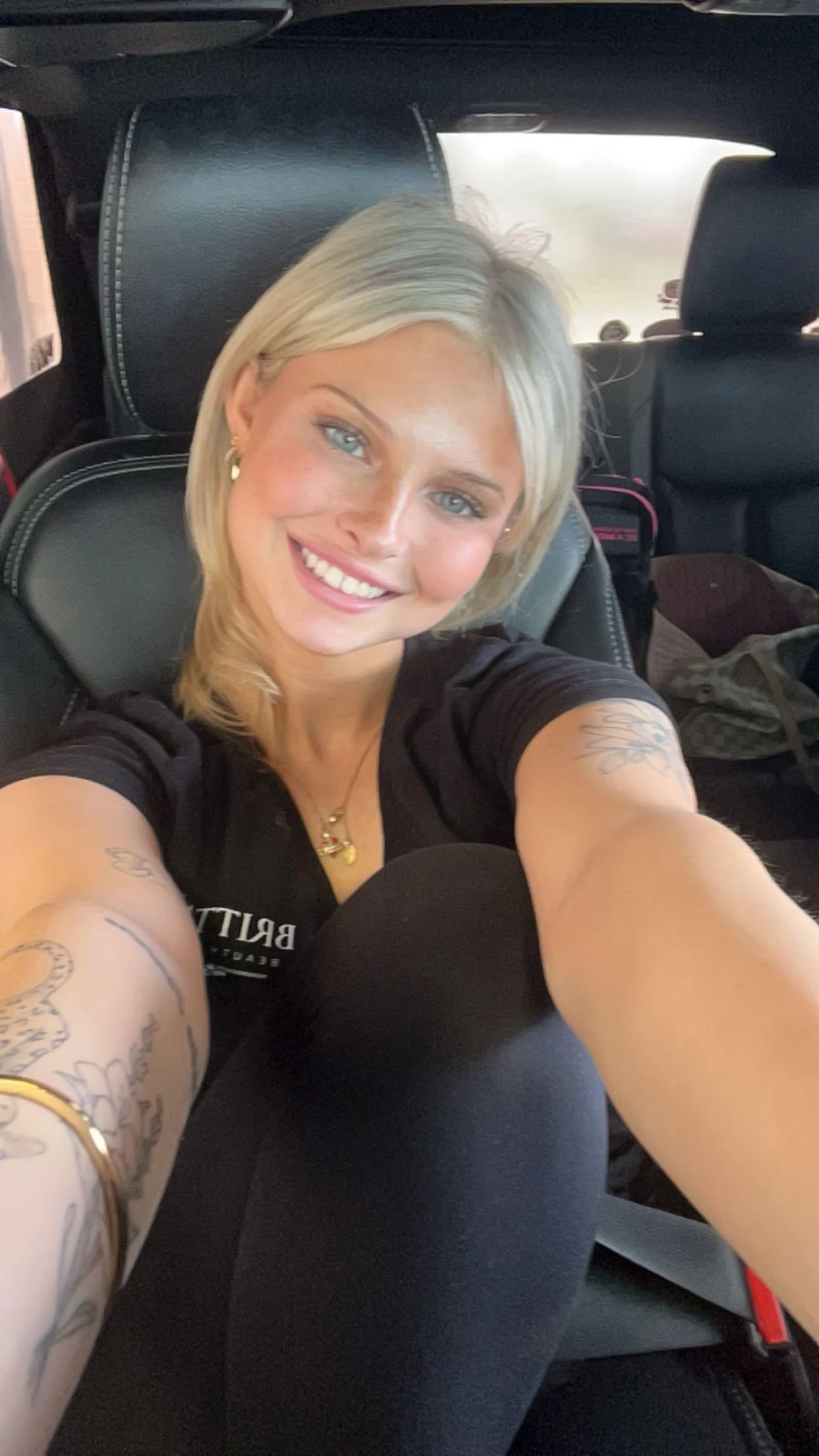 Am I hot? Is my smile too much? F19 picture 1 of 1
