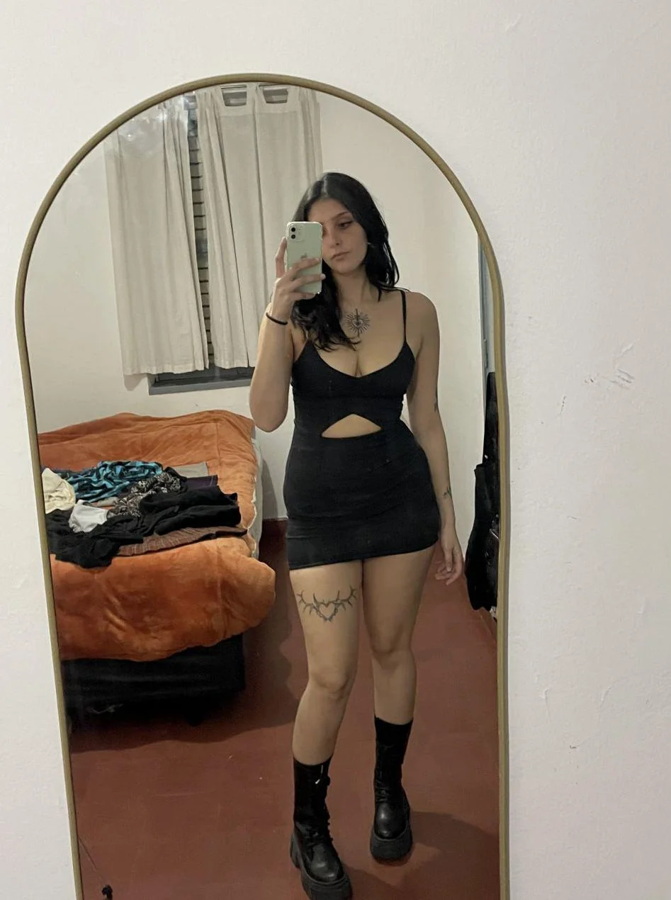 This color makes me look pretty and classy at the same time picture 1 of 1