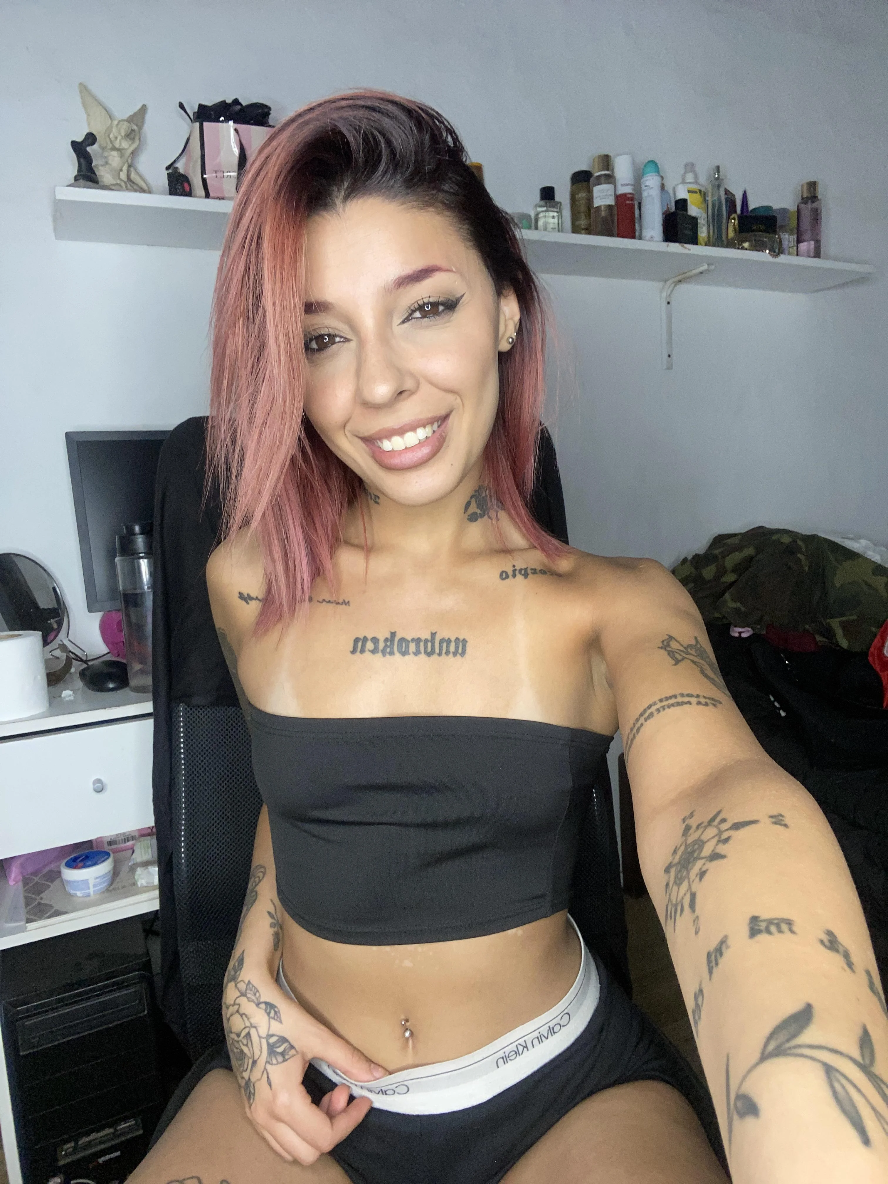 Do you find me hot? Or juste cute (F18) picture 1 of 1
